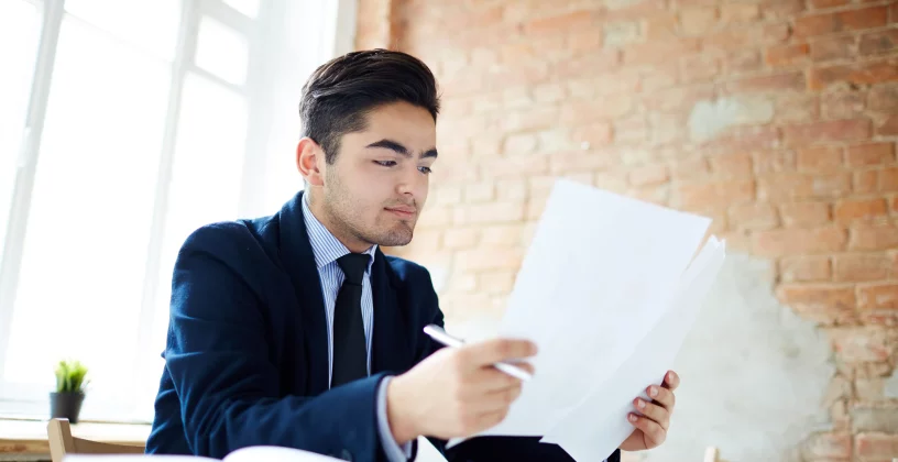 Homme rédigeant une lettre de renouvellement de bail commercial